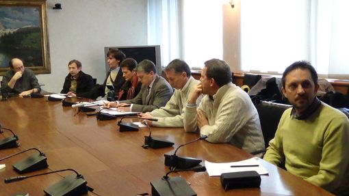 I gruppi di minoranza nel corso di una conferenza stampa