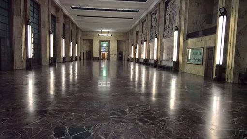 Un ampio corridoio del Tribunale di Milano