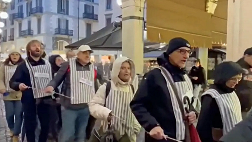 I no green pass a Novara sfilano come i prigionieri di Auschwitz I no green pass a Novara sfilano come i prigionieri di Auschwitz