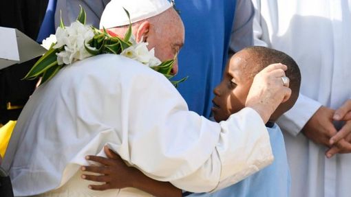 Al confine tra Asia e Oceania, il Papa a Baro incoraggia l'opera dei missionari tra le tribù