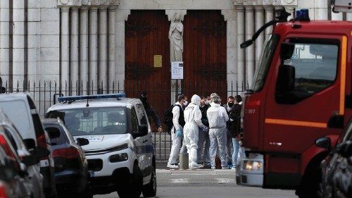 Il Papa condanna nel modo più energico il criminale atto ed è vicino alla comunità francese. Prega perché la violenza cessi e si torni a guardarsi come fratelli e sorelle Il Papa condanna nel modo più energico il criminale atto ed è vicino alla comunità francese. Prega perché la violenza cessi e si torni a guardarsi come fratelli e sorelle