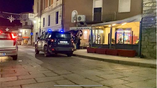 I carabinieri arrivano al Bar Lys sabato sera I carabinieri arrivano al Bar Lys sabato sera