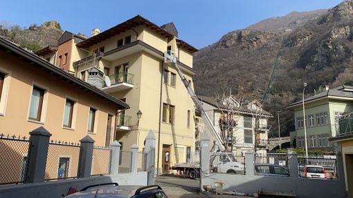 Il piazzamento di una nuova videocamera a Ponte