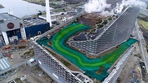 A Copenaghen si scia sui rifiuti in Valle nemmeno sulla neve