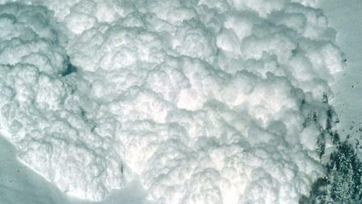 Una valanga ha colpito la zona del Riffelberg vicino a Zermatt, causando almeno tre dispersi Una valanga ha colpito la zona del Riffelberg vicino a Zermatt, causando almeno tre dispersi