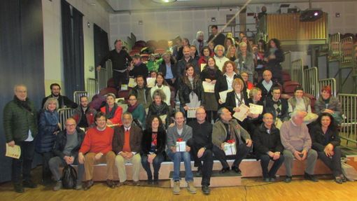 Foto di gruppo con vincitori, partecipanti e autorità