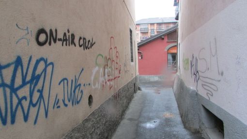Graffiti sui muri di abitazioni in passage du Verger