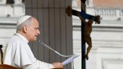 Il Papa: la morte non è la fine ma un passaggio. Attenzione agli scenari del transumano Il Papa: la morte non è la fine ma un passaggio. Attenzione agli scenari del transumano