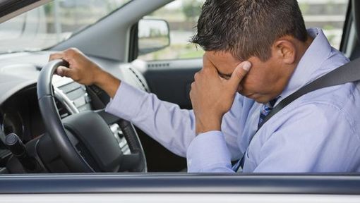 Rischia la multa chi guida con una sola mano Rischia la multa chi guida con una sola mano