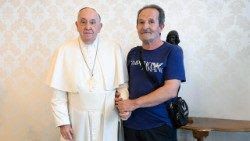 Il Papa incontra Zuncheddu, il pastore sardo per 33 anni in carcere e poi assolto Il Papa incontra Zuncheddu, il pastore sardo per 33 anni in carcere e poi assolto