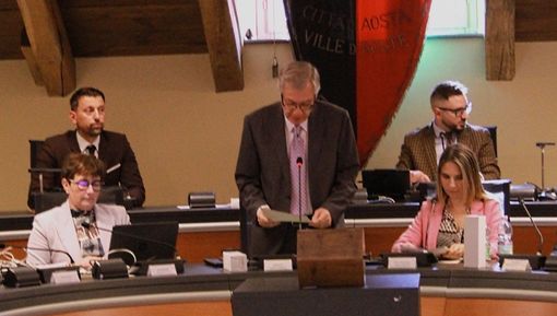 da sn: l'assessora Alina Sapinet, il sindaco e la vice sindaca Fadda (ph: sito web comune aosta)