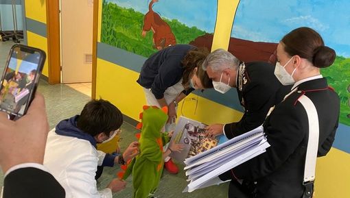 Il Natale di carabinieri con piccoli ricoverati al Beauregrad