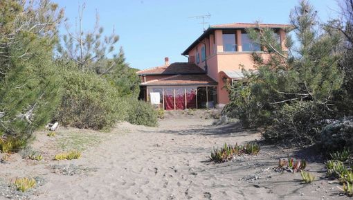 Politica e favoritismi: la beffa della concessione a Beppe Grillo e il disastro per i balneari italiani