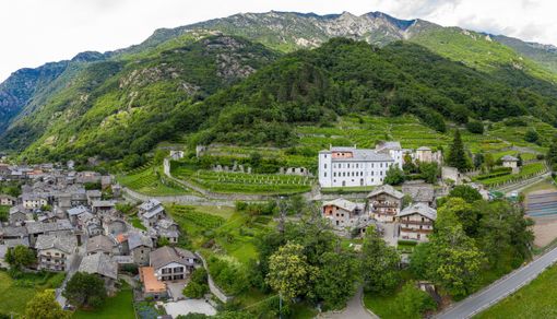 Arnad: Castello Valleise Arnad: Castello Valleise