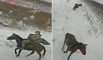 Soldati russi a cavallo, il drone ucraino colpisce