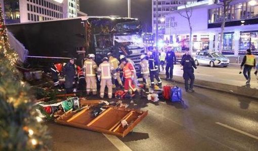 Attentato a Berlino. Almeno 9 morti e 50 feriti. C'è una rivendicazione dell'Isis Attentato a Berlino. Almeno 9 morti e 50 feriti. C'è una rivendicazione dell'Isis