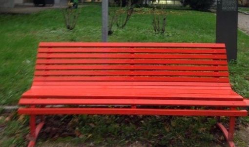 Un simblo della campagna antiviolenza, la panchina rossa Un simblo della campagna antiviolenza, la panchina rossa