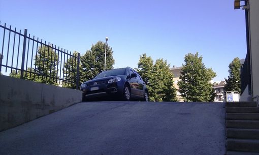 Incidente nel parcheggio condominiale: chi paga