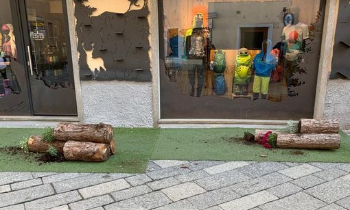 Vandali ancora in azione sotto gli occhi delle videocamere nel centro di Aosta Vandali ancora in azione sotto gli occhi delle videocamere nel centro di Aosta