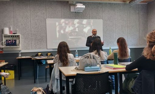 I Carabinieri consegnano alle scuole il libro “Le stelle di Dora” sulla vita del Generale Carlo Alberto DALLA CHIESA
