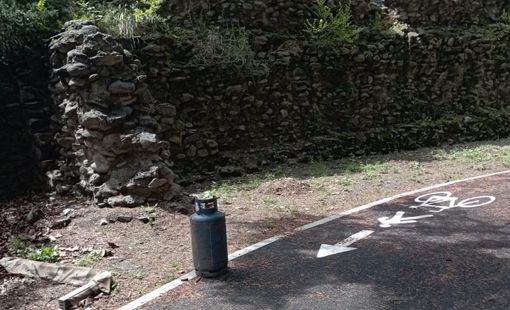 Un' altra testimonianza che offende le bellezze della nostra Città. Mura Romane divenute incolti giardini verticali, angoli adibiti a ricettacolo di spazzatura anche pericolosa per i fruitori della ciclabile. Il tutto costeggiando il Giardino dei bambini in pieno centro a due passi dal Convitto Regionale e del Palazzo Regionale. Aosta Città Europea? Con queste immagini non si direbbe. Un' altra testimonianza che offende le bellezze della nostra Città. Mura Romane divenute incolti giardini verticali, angoli adibiti a ricettacolo di spazzatura anche pericolosa per i fruitori della ciclabile. Il tutto costeggiando il Giardino dei bambini in pieno centro a due passi dal Convitto Regionale e del Palazzo Regionale. Aosta Città Europea? Con queste immagini non si direbbe.