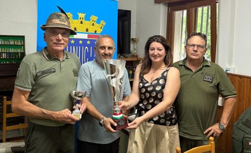 UNUCI VdA, premiazione del vincitore del Trofeo. Da sinistra: il Cap. com. CRI Massimo Ferrero, presidente UNUCI VdA; il Sost. Com. Coord. Maurizio Legato, vincitore del Trofeo; Annalisa Maurino, figlia di Michele Maurino; il Cap. com. CRI Antonello Piffari, presidente ANMCRI
