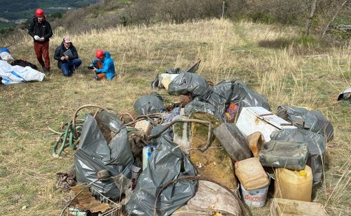 Quart: Climb&Clean; mani, corde e coscienza per ripulire la falesia di Vollein Quart: Climb&Clean; mani, corde e coscienza per ripulire la falesia di Vollein