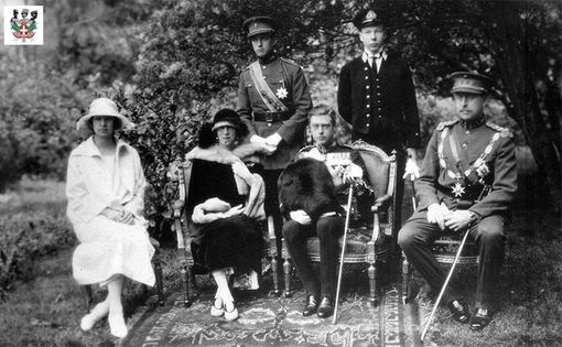 Al Castello di Sarre gli abiti di corte di Maria Josè di Savoia Al Castello di Sarre gli abiti di corte di Maria Josè di Savoia