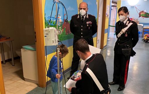 I CARABINIERI REGALANO IL CALENDARIO A FUMETTI AI PICCOLI PAZIENTI DELLA PEDIATRIA I CARABINIERI REGALANO IL CALENDARIO A FUMETTI AI PICCOLI PAZIENTI DELLA PEDIATRIA