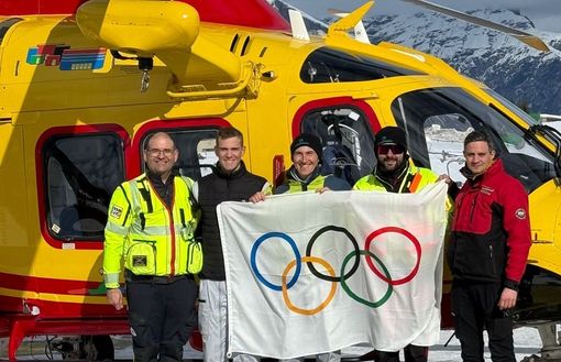 Con il cappello, Dott. Stefano Santoro nel team di elisoccorso