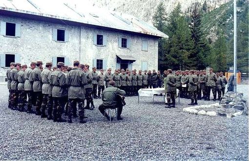 Celebrazione della Messa alla caserma Fior di Roccia durante il campo marciante in Val Veny (archivio Smalp)