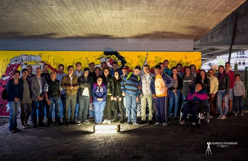 Il gruppo di ragazzi che ha realizato il murale