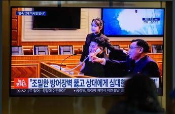 Nordcorea, Kim e figlia a test sistema lanciarazzi multiplo: "Rafforziamo deterrenza"