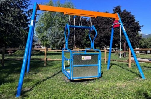 Quart invita a dondolarsi insieme: un’altalena per abbattere le barriere Quart invita a dondolarsi insieme: un’altalena per abbattere le barriere