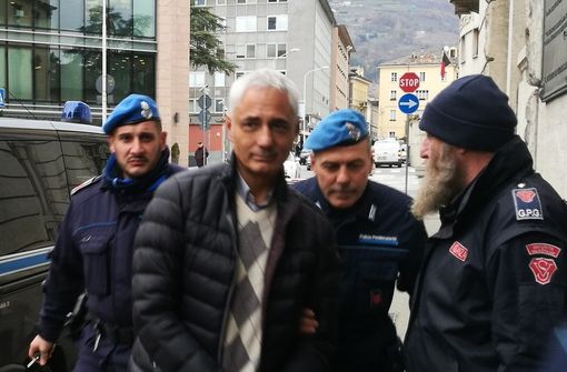 Nella foto di archivio Fabio Chiavazza accompagnato in procura per essre interrogato dal pm Nella foto di archivio Fabio Chiavazza accompagnato in procura per essre interrogato dal pm