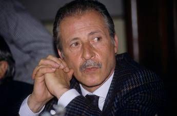 Borsellino, 33 anni fa la strage di via D'Amelio. Mattarella: "La democrazia è stata più forte" Borsellino, 33 anni fa la strage di via D'Amelio. Mattarella: "La democrazia è stata più forte"