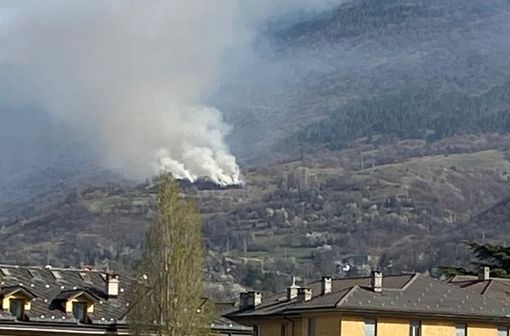 Un recente abbruciamento agricolo sulla collina di Aosta, da molti scambiato, a buon titolo, per un incendio
