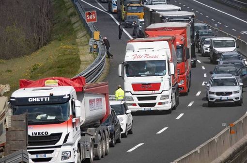 Autostrada bloccata evviva il governo Meloni Salvini