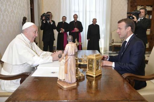 Papa Francesco e il Presidente francese Macron parlano insieme di pace Papa Francesco e il Presidente francese Macron parlano insieme di pace
