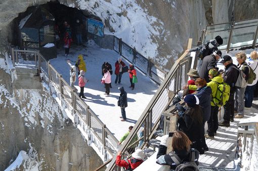 La passerella dell'Aiguille du Midi versante frncese Monte Bianco (repertorio) La passerella dell'Aiguille du Midi versante frncese Monte Bianco (repertorio)