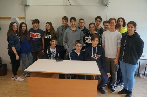 Gli studenti del Manzetti e, in basso, gli alunni della primaria di Charvensod