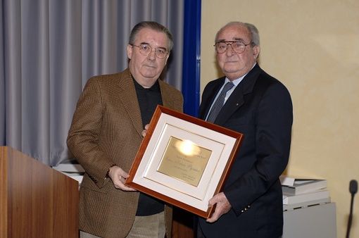 Ottobre 2005: Federico Jacquin (sn.) consegna a Michele Pignataro la targa ricordo per i 40 anni della Confidi industriali