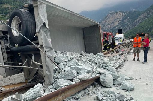 Tir ribalta carico di pietre in autostrada