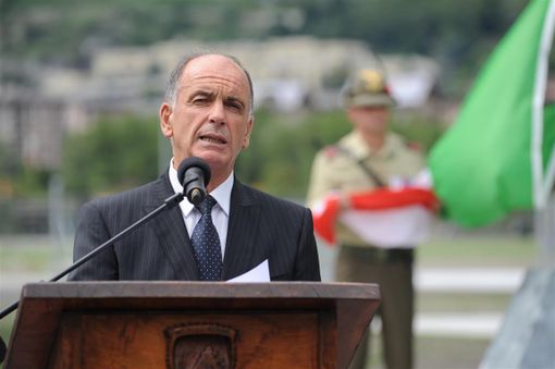 Il Presidente della Giunta, Augusto Rollandin, durante il suo intervento. In basso, alcuni momenti della cerimonia.