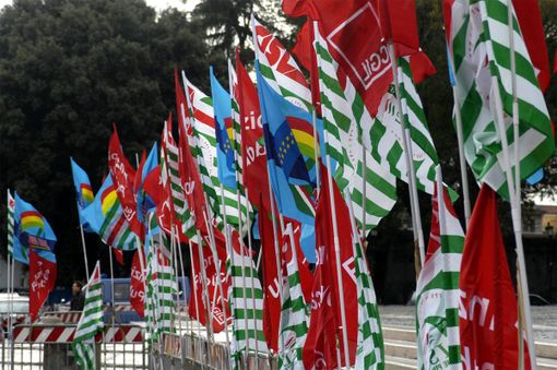 Cgil Cisl Uil lanciano una nuova mobilitazione. Il 10, 12 e 17 dicembre manifestazioni nazionali a Roma in Piazza Santi Apostoli Cgil Cisl Uil lanciano una nuova mobilitazione. Il 10, 12 e 17 dicembre manifestazioni nazionali a Roma in Piazza Santi Apostoli