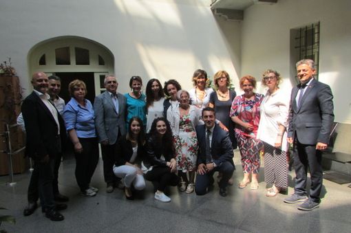 Foto di gruppo per le corsiste, gli organizzatori e gli assessori comunale e regionale