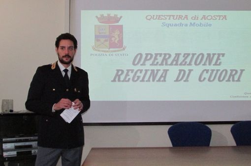 Il dirigente della Squadra Mobile, Mattia Falso, illustra l'operazione antidroga