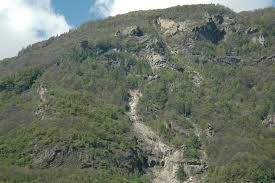 Un tratto della collina interessato dal rischio frana sopra frazione Chiappetti Un tratto della collina interessato dal rischio frana sopra frazione Chiappetti