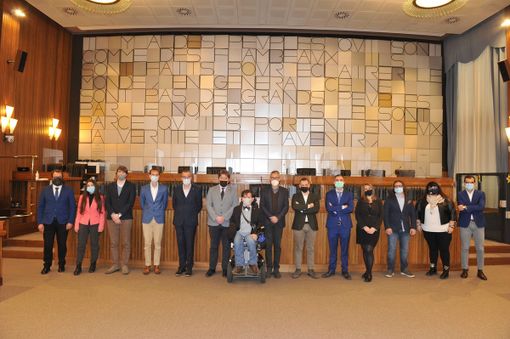 I Presidenti di Giunta e Consiglio Erik Lavevaz e Alberto Bertin insieme ai giovani amministratori valdostani I Presidenti di Giunta e Consiglio Erik Lavevaz e Alberto Bertin insieme ai giovani amministratori valdostani