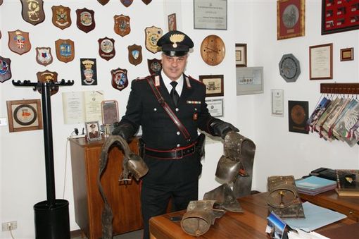 Un carabiniere del Nucleo radiomobile mostra i campanacci ritrovati